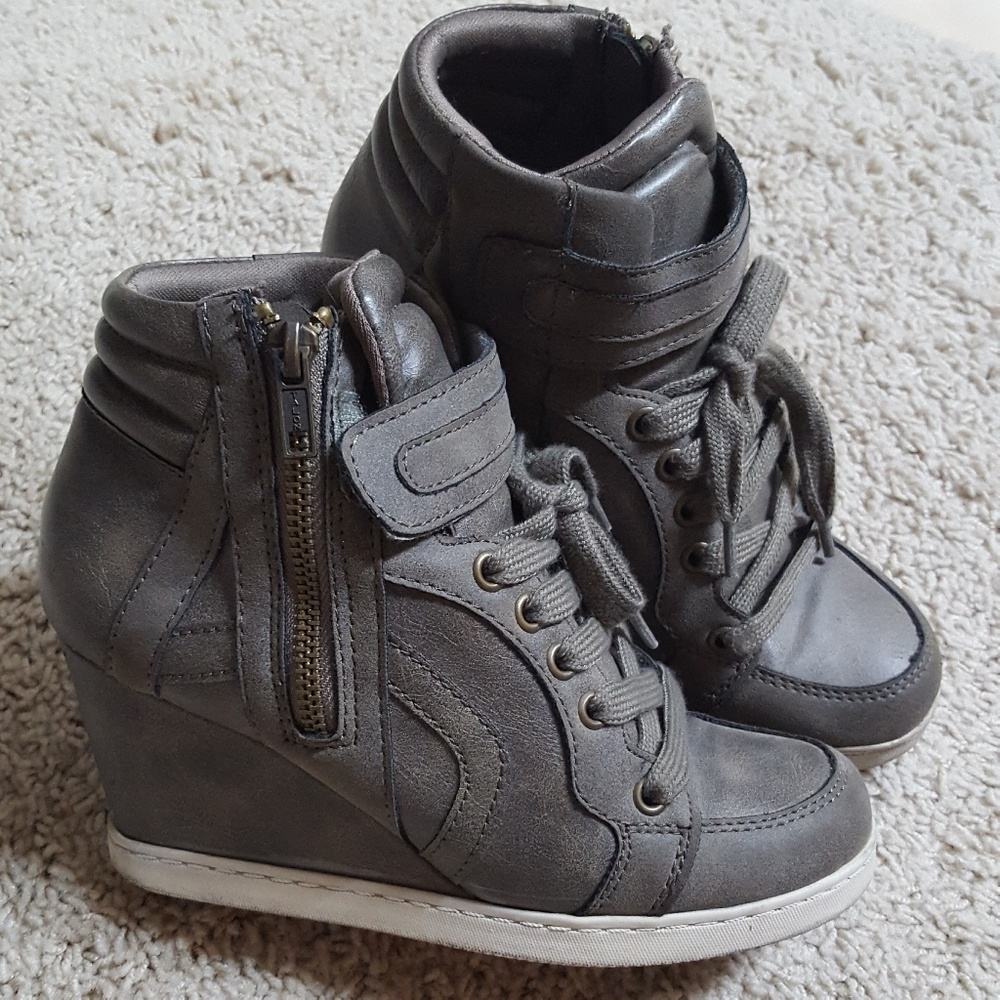 Candie's Sneaker Wedge size 6